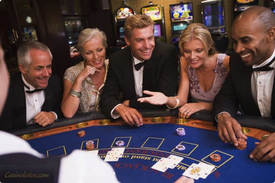 Glade mennesker spiller blackjack på et landbaseret casino